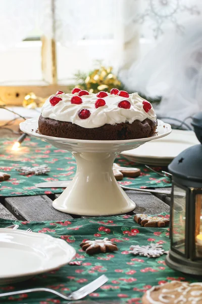 Table setting with chocolate cake — Stock Photo, Image