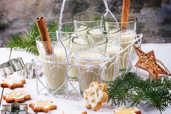 Weihnachtsplätzchen und Cocktail — Stockfoto