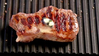 Bir parça tereyağı erime ile ızgara biftek