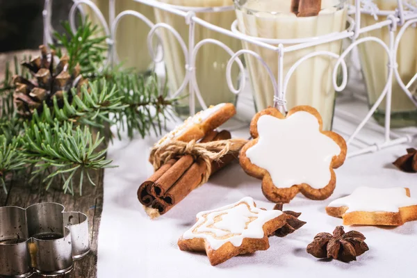 Christmas cookies and cocktail — Stock Photo, Image