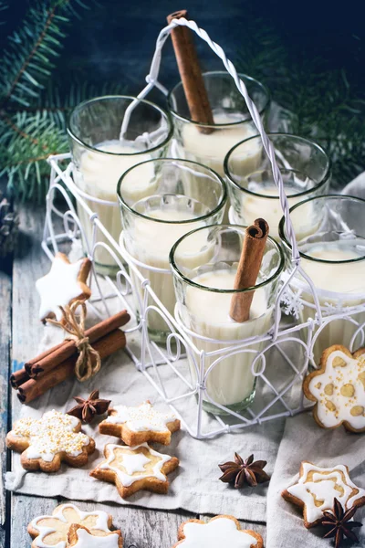 Weihnachtsplätzchen und Cocktail — Stockfoto