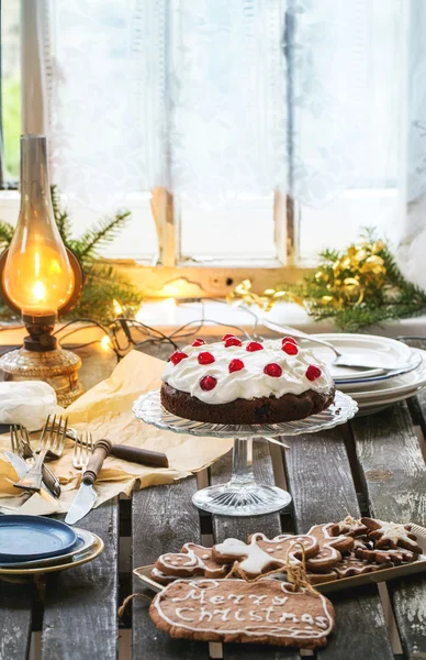 Table setting with chocolate cake — Stock Photo, Image