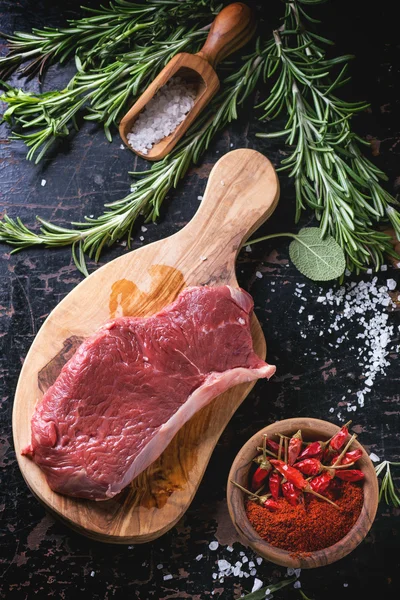 Raw steak with herbs and pepper — Stock Photo, Image