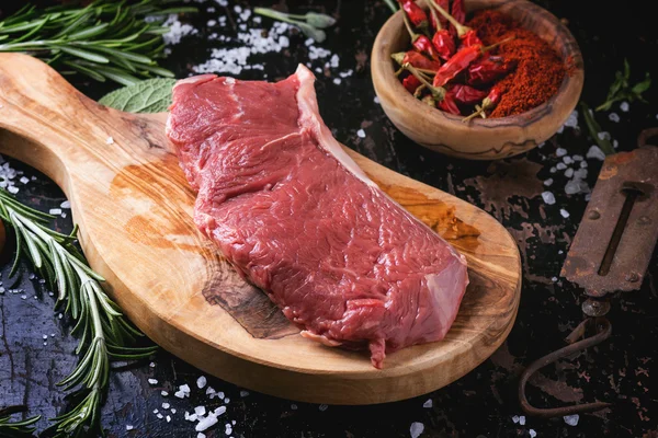 Nyers steak, gyógynövények és borssal — Stock Fotó