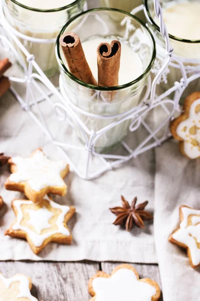 Рождественское печенье и коктейль — стоковое фото