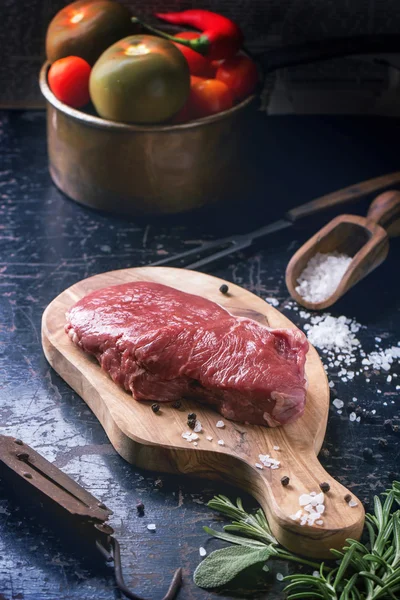 Steak cru aux herbes et au poivre — Photo