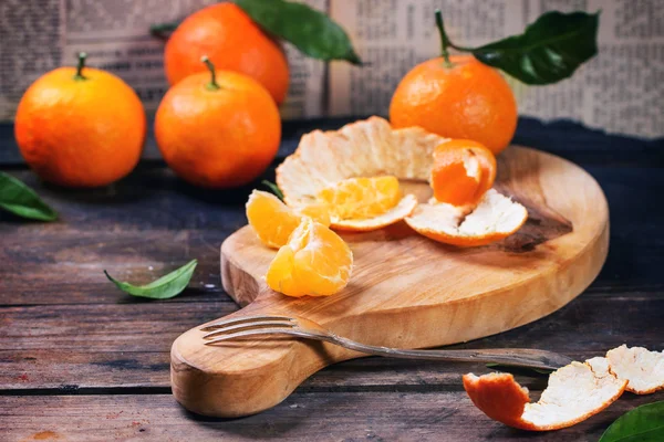 Mandarinas en el tablero de corte — Foto de Stock