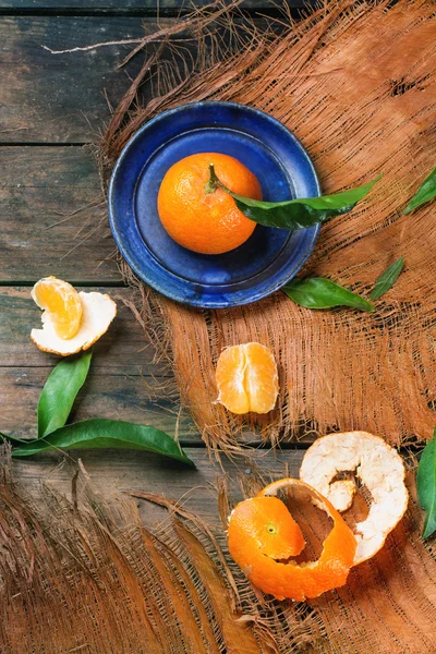 橘蓝色的盘子上 — 图库照片