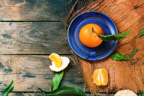 Mandarina sobre plato azul —  Fotos de Stock
