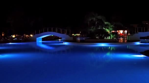 Piscina nocturna en el hotel — Vídeo de stock