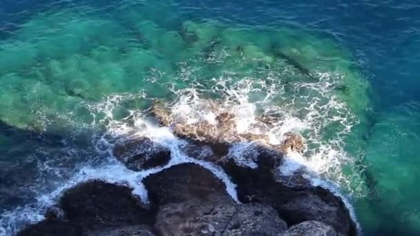 Vagues sur les rochers 