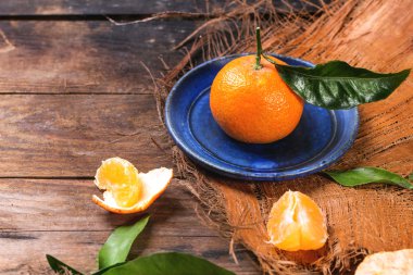 Mandalina mavi plaka üzerinde