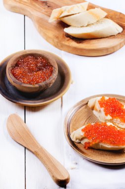 Kırmızı havyar ile sandviç