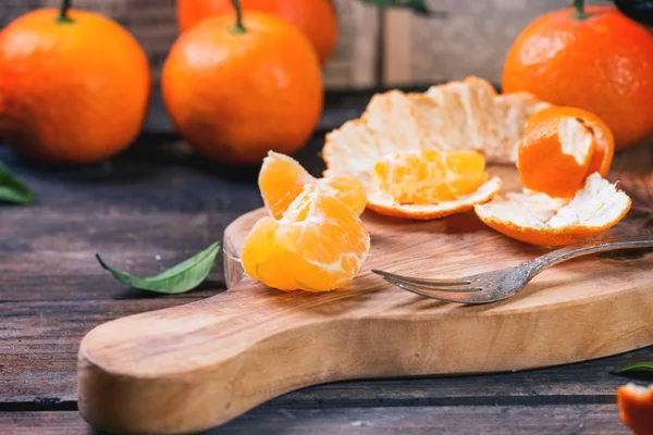 Tangerines on cutting board — Stock Photo, Image