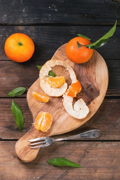 Tangerines op snijplank — Stockfoto