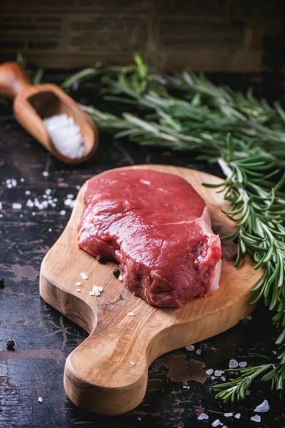 Nyers steak, gyógynövények és borssal — Stock Fotó