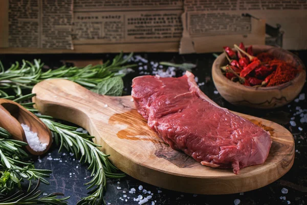 Otlar ve biber ile çiğ biftek — Stok fotoğraf