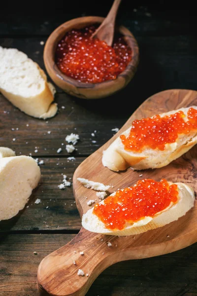 Sanduíche com caviar vermelho — Fotografia de Stock