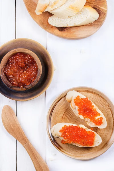 Smörgås med röd kaviar — Stockfoto
