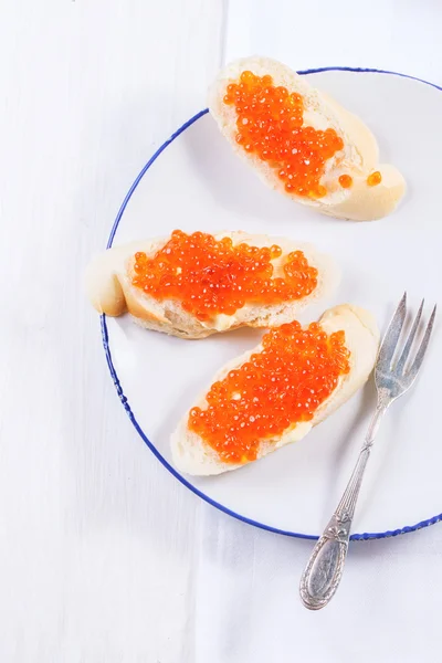 Sanduíche com caviar vermelho — Fotografia de Stock