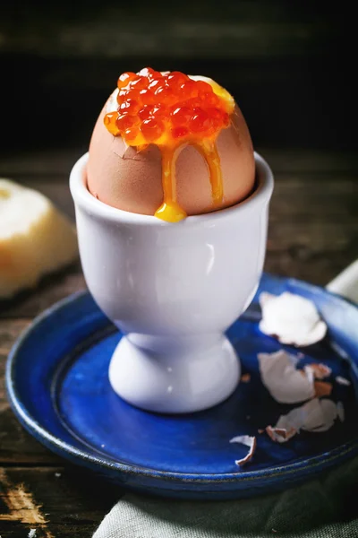 Naměkko vajíčka s červeným kaviárem — Stock fotografie