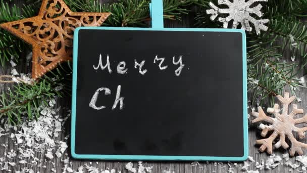 Psaní vánoční pozdravy na černé tabuli — Stock video
