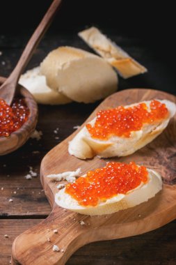 Kırmızı havyar ile sandviç