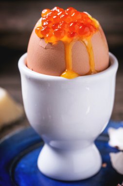 Rafadan yumurta kırmızı havyar ile