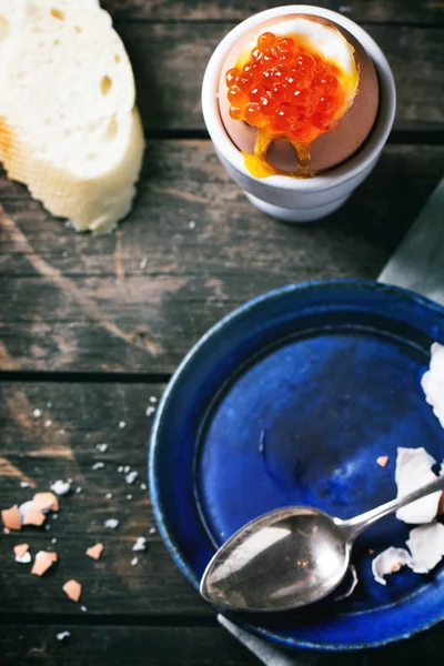 Ovo cozido no forno com caviar vermelho — Fotografia de Stock