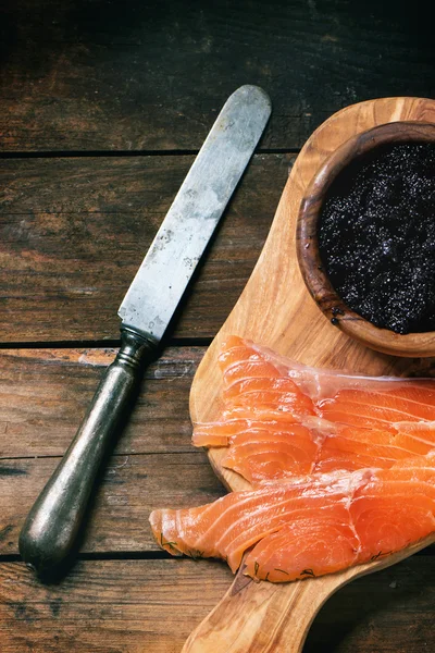 Saltad lax och svart kaviar — Stockfoto