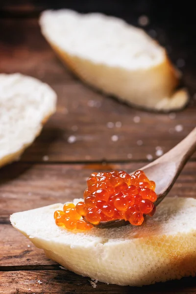 Sanduíche com caviar vermelho — Fotografia de Stock