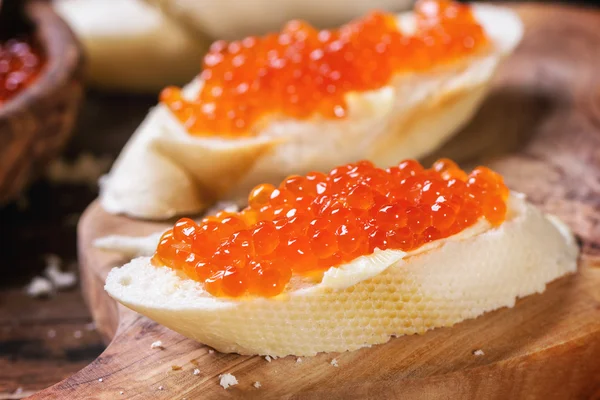 Sandwich con caviar rojo — Foto de Stock