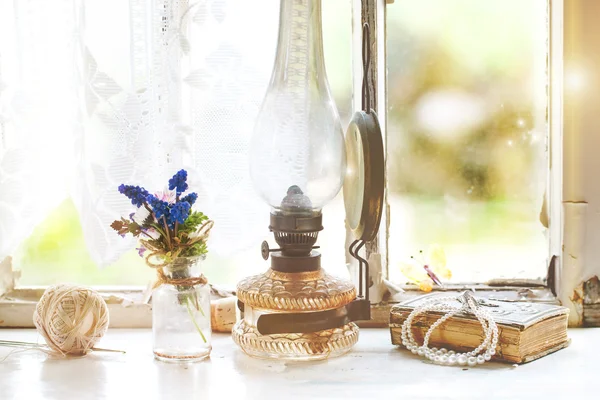 Iterior okno z rocznika lampa i kwiaty — Zdjęcie stockowe