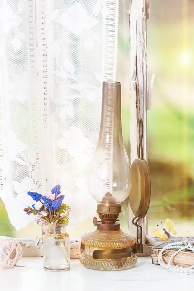 Iterior ventana con lámpara vintage y flores silvestres — Foto de Stock