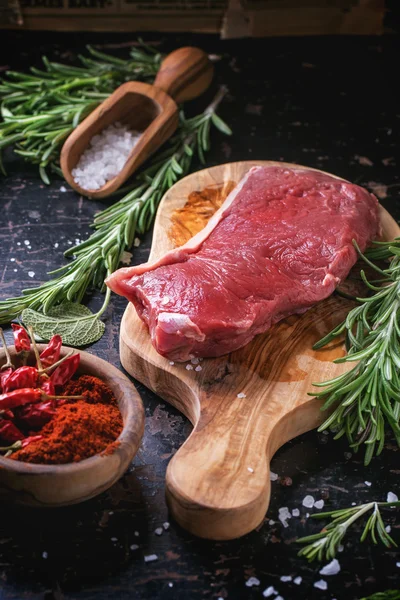 Bife cru com ervas e pimenta — Fotografia de Stock