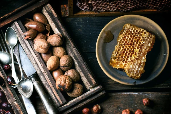 Honeycomb och nötter — Stockfoto