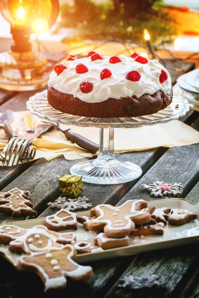 Tischdecke mit Schokoladenkuchen — Stockfoto