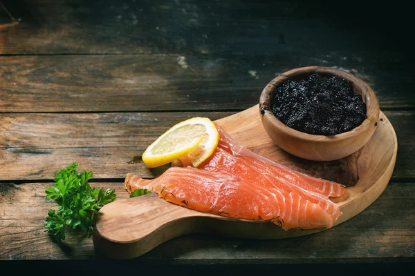 Tuzlanmış somon ve siyah havyar