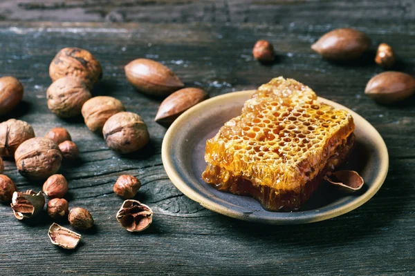 Honeycomb och nötter — Stockfoto