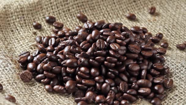 Verter granos de café — Vídeo de stock