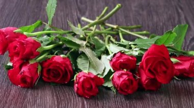 Sevgililer Günü'nın düzenlemeler kırmızı gül ve kırmızı hediye kutusu gri arka plan üzerinde