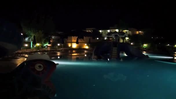 晚上游泳池的酒店 — 图库视频影像