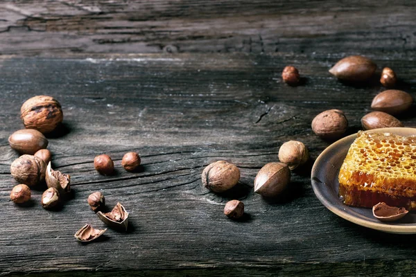 Peine de abeja y frutos secos —  Fotos de Stock