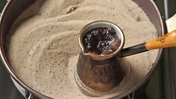 Faire du café sur le sable — Video