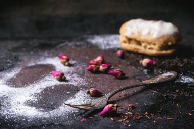 Pudra şekeri ile eklerleri