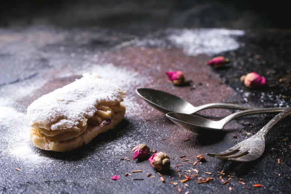 Eclairs met suiker poeder — Stockfoto