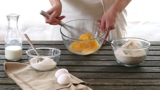 Mulher mistura ingredientes para bolo de esponja. Estilo rústico . — Vídeo de Stock