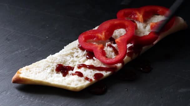 Fazendo sanduíche no preto — Vídeo de Stock