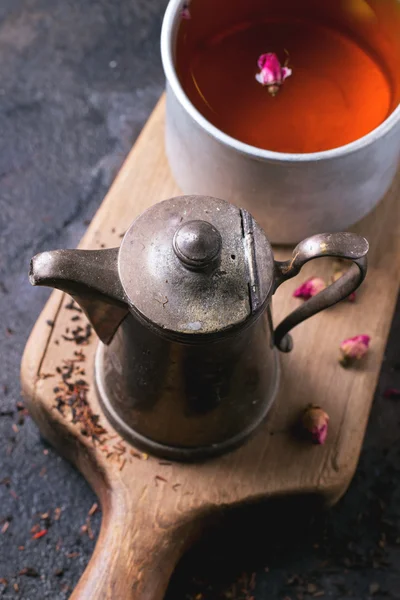 Teekanne und Becher Tee — Stockfoto