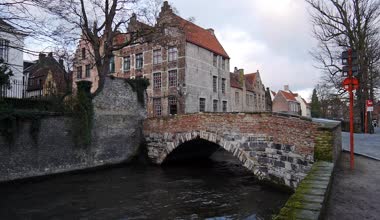 Eski köprüsü ve tipik Flaman evleri olan şehir manzarası. Bruges, Belçika.